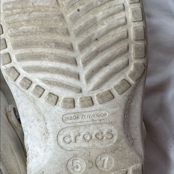 Crocs White Classic With 10 Jibits. Size 7. - Picture 8 of 8